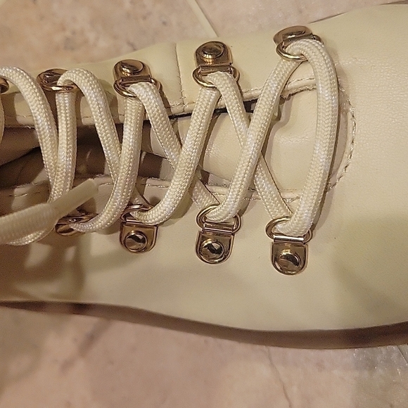 NEW! ANN TAYLOR LOFT Cream Faux Leather Hiker Hiking Ankle Boots 8.5. - Picture 5 of 8